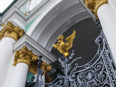 3 Kasım 2014 tarihinde, St Petersburg, Rusya. Devlet Hermitage Sarayı Meydanı. Kışlık Sarayın. Dekoratif kafes parçası