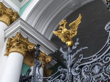 3 Kasım 2014 tarihinde, St Petersburg, Rusya. Devlet Hermitage Sarayı Meydanı. Kışlık Sarayın. Dekoratif kafes parçası