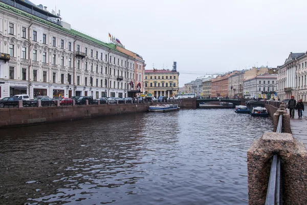 St. petersburg, russland, am 3. november 2014. Stadtansicht am herbstnachmittag. Flußmoika und ihre Dämme. — Stockfoto