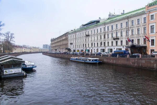 San Petersburgo, Rusia, el 3 de noviembre de 2014. Vista urbana en la tarde de otoño. El río Moika y sus terraplenes . — Foto de Stock