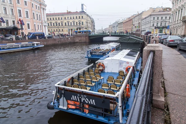 St. Petersburg, Ryssland, den 3 November, 2014. Urban Visa hösten på eftermiddagen. Mojkafloden och dess vallar. — Stockfoto