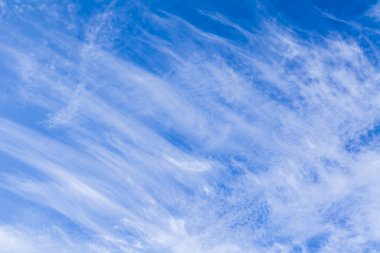 Parlak mavi gökyüzü güneşli bir gün beyaz bulutlar ile