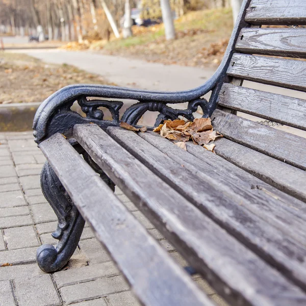 Старая скамейка в осеннем парке — стоковое фото