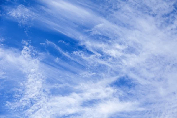 O céu azul brilhante com nuvens brancas no dia ensolarado — Fotografia de Stock