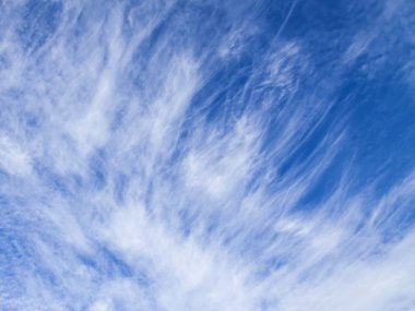 Parlak mavi gökyüzü güneşli bir gün beyaz bulutlar ile