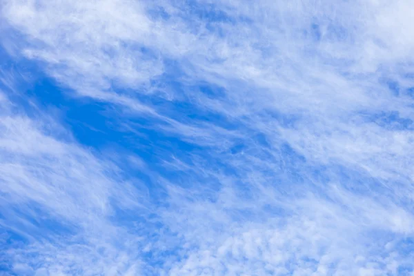 El cielo azul brillante con nubes blancas en el día soleado — Foto de Stock