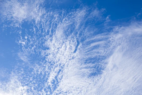 白い雲晴れた日の明るく青い空 — ストック写真