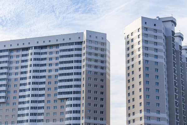 Пушкино, Россия, 30 октября 2014 года. Новый многоэтажный дом
