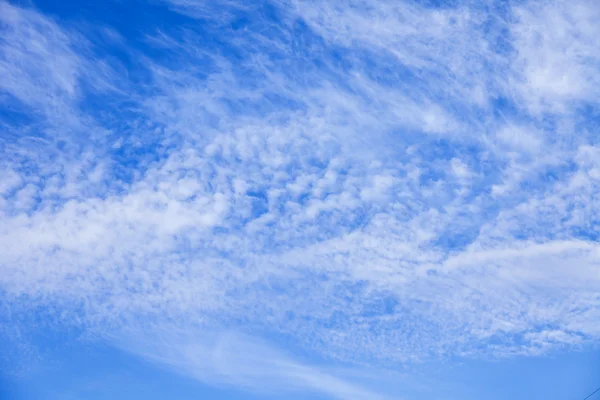 Jasne błękitne niebo, białe chmury w słoneczny dzień — Zdjęcie stockowe