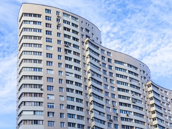 Pushkino, Rusia, 30 de octubre de 2014. Nueva casa de varios pisos — Foto de Stock