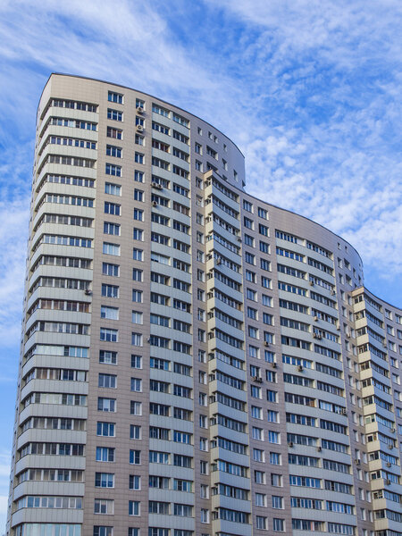 Пушкино, Россия, 30 октября 2014 года. Новый многоэтажный дом
