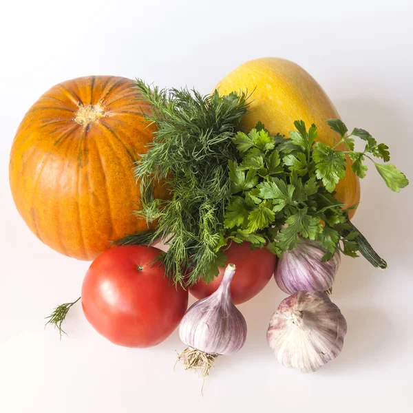 Calabaza naranja, tomate, verduras y ajo para ensalada — Foto de Stock