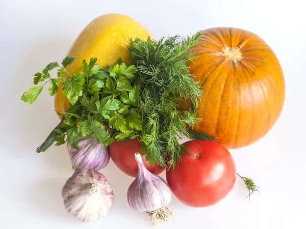 Calabaza naranja, tomate, verduras y ajo para ensalada — Foto de Stock