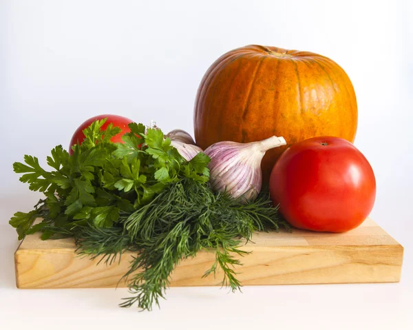 Calabaza naranja, tomate, verduras y ajo para ensalada — Foto de Stock