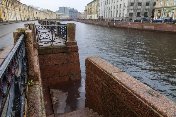 Санкт-Петербург, Россия, 3 ноября 2014 года. Вид на город осенью. Река Мойка и ее насыпи — стоковое фото