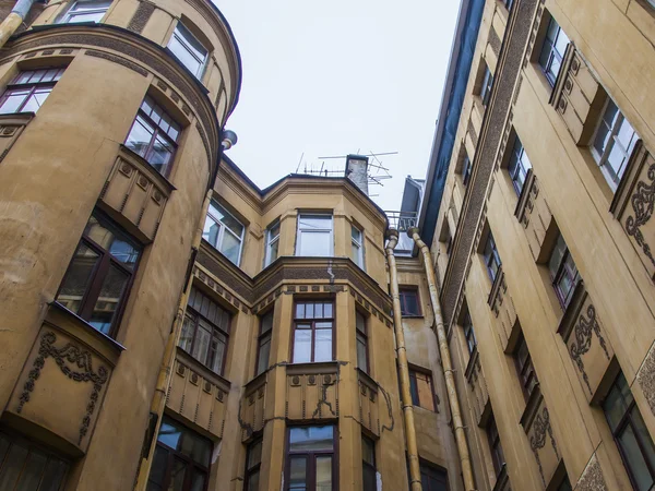 St. Petersburg, Russia, on November 3, 2014. An architectural fragment of the typical house constructed at the beginning of the XX century — Stock Photo, Image