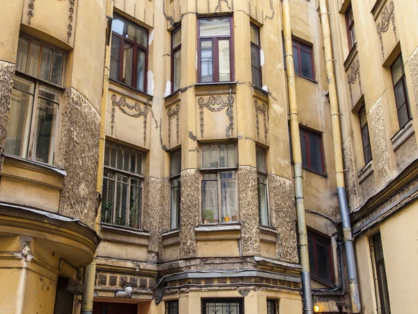 St. Petersburg, Russia, on November 3, 2014. An architectural fragment of the typical house constructed at the beginning of the XX century — Stock Photo, Image