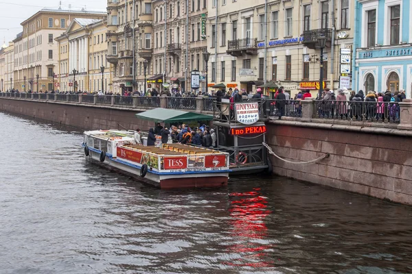 St. Petersburg, Ryssland, den 3 November, 2014. Urban Visa. Gribojedov kanalen vallen — Stockfoto
