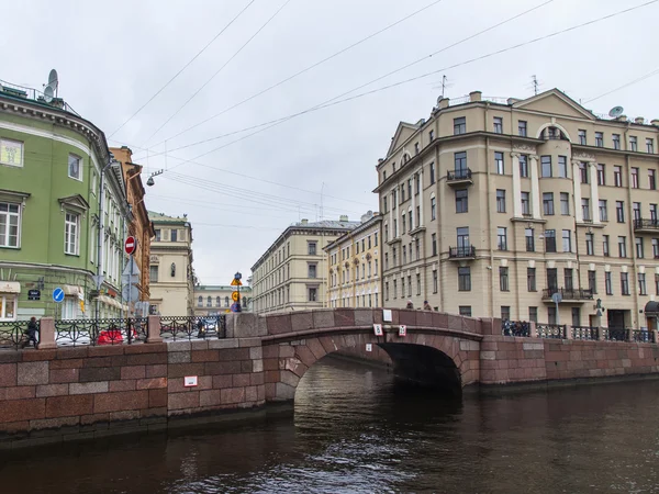 Санкт-Петербург, Россия, 3 ноября 2014 года. Вид на город осенью. Река Мойка и ее насыпи . — стоковое фото