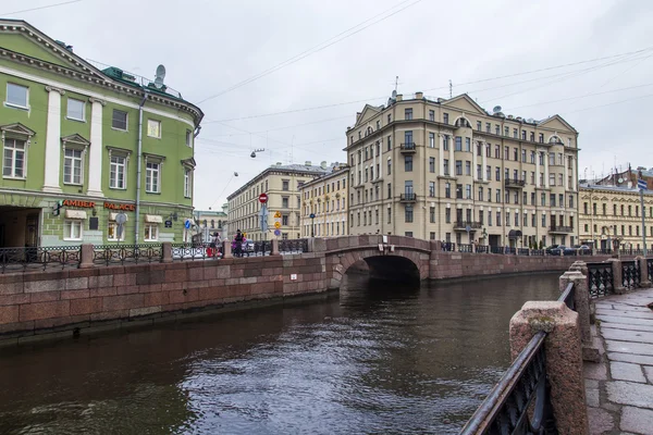 St. Petersburg, Rusland, op 3 November 2014. Stedelijke weergave in de herfst middag. Rivier Moika en de taluds. — Stockfoto