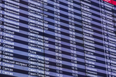 Moskova, Rusya, 1 Kasım 2014 tarihinde. Leningrad istasyonunun bekleme odası tren tarifesi