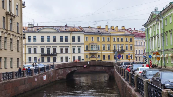 San Pietroburgo, Russia, il 3 novembre 2014. Vista urbana nel pomeriggio autunnale. Il fiume Moika e i suoi argini — Foto Stock