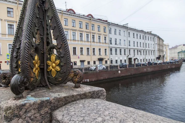 Санкт-Петербург, Россия, 3 ноября 2014 года. Фрагмент декоративной решетки моста — стоковое фото