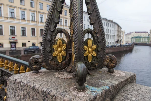 St. Petersburg, Ryssland, den 3 November, 2014. Fragment av ett dekorativa galler av bron — Stockfoto