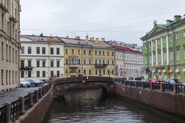 San Pietroburgo, Russia, il 3 novembre 2014. Vista urbana nel pomeriggio autunnale. Il fiume Moika e i suoi argini — Foto Stock