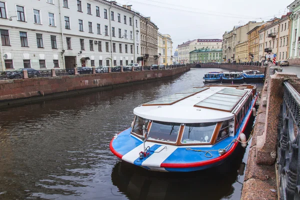 St. Petersburg, Rusko, na 4 listopad 2014. Městská pohled v podzimním odpoledni. Turistické lodě zakotvené na nábřeží řeky Moika — Stock fotografie