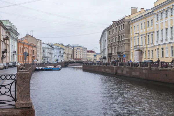 圣彼得堡，俄罗斯，在 2014 年 11 月 3 日。在秋天的午后的城市景观。莫伊卡河和堤 — 图库照片