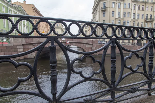 St. Petersburg, Ryssland, den 3 November, 2014. Fragment av ett dekorativa galler av bron — Stockfoto