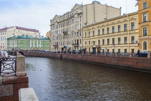 Санкт-Петербург, Россия, 3 ноября 2014 года. Вид на город осенью. Река Мойка и ее насыпи — стоковое фото