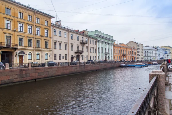 San Petersburgo, Rusia, el 3 de noviembre de 2014. Vista urbana en la tarde de otoño. El río Moika y sus terraplenes —  Fotos de Stock