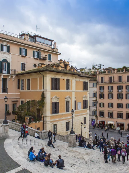 Roma, Itália, em 23 de fevereiro de 2010. Vista urbana típica. Turistas vão passear — Fotografia de Stock