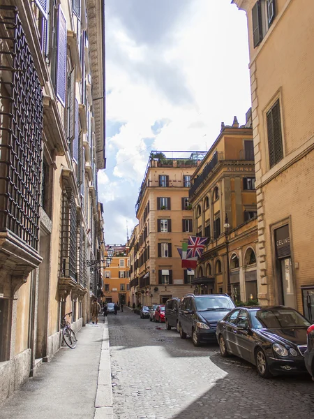 Rom, Italien, den 23 februari, 2010. Typiska urbana vy. Turister gå på sightseeing — Stockfoto