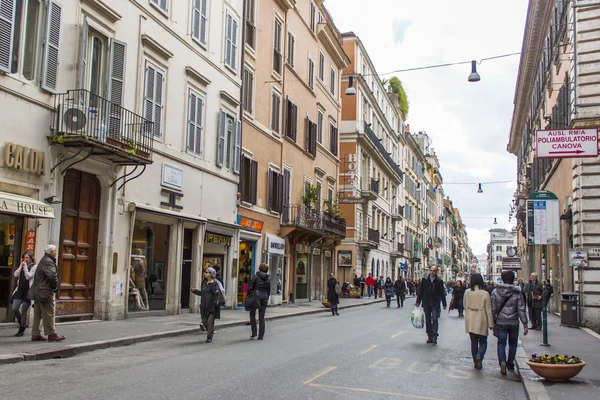 Rom, Italien, den 23 februari, 2010. Typiska urbana vy. Turister gå på sightseeing — Stockfoto