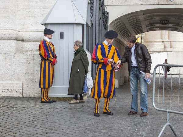 Roma, Italia, 22 de febrero de 2010. Soldados de la guardia papal con uniformes tradicionales están a la puerta del Vaticano — Foto de Stock