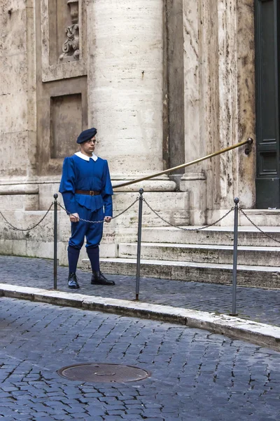 Rome, Italy, on February 22, 2010. Soldiers of papal guard in traditional uniforms stand at gate of Vatican — Stock Photo, Image