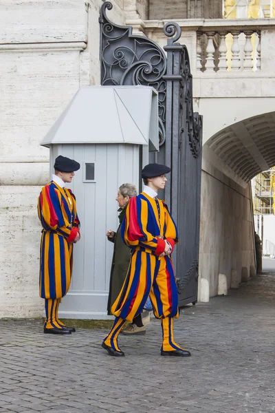 22 Şubat 2010 tarihinde, Roma, İtalya. Geleneksel üniformalı Papalık Muhafızlar askerinin Vatikan kapıda standı — Stok fotoğraf
