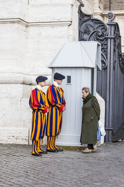 Rom, Italien, den 22 februari, 2010. Soldater av påvliga vakt i traditionella uniformer står vid porten till Vatikanen — Stockfoto