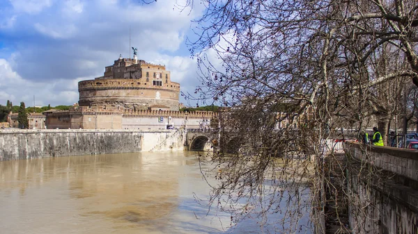 Rome, Italië, op februari 24, 2010. Het kasteel van de heilige engel op de oever van de Tiber — Stockfoto