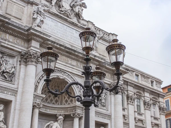 Roma, Italia, 24. februar 2010. En velkjent kilde i Trevi, en av de gjenkjennelige severdighetene i byen – stockfoto