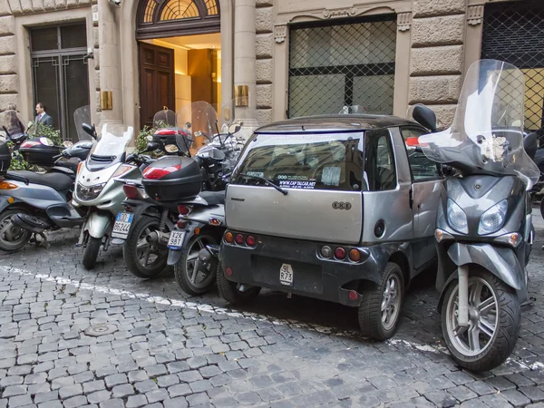 Rome, Italy, on February 21, 2010. Typical urban view. A parking on the city street — Stock Photo, Image