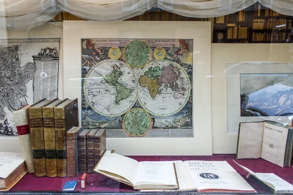 Rome, Italy, on February 24, 2010. Show-window of shop of vintage cards and cartographical books — Stock Photo, Image