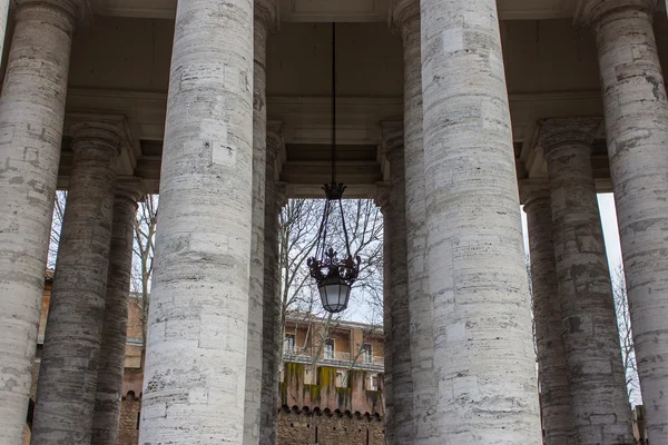 Рим, Италия, 22 февраля 2010 года. Колоннада Бернини в Ватикане. Фрагмент . — стоковое фото