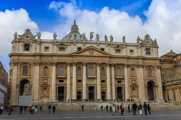 Roma, Italia, 24 de febrero de 2010. Típica vista urbana. Catedral de San Pedro en el Vaticano — Foto de Stock