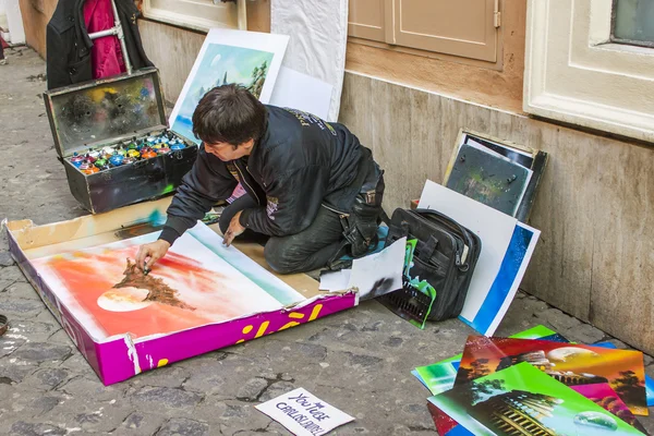 Rome, Italië, 24 februari, 2010. De stoep kunstenaar creëert een afbeelding — Stockfoto