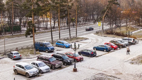 Pushkino, Russie, le 17 novembre 2014. La première neige de la ville. Des voitures se tiennent sur un parking dans le massif habité — Photo