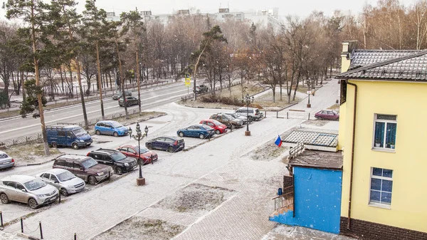 Пушкино, Россия, 17 ноября 2014 года. Первый снег в городе. Автомобили стоят на парковке в населенном массиве — стоковое фото